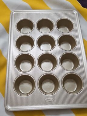 Oxo 12-Cup Good Grips Gold Proffesional Nonstick Muffin Pan